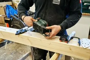 Schnell noch den Protektur zum Schutz umliegender Kanten aufschieben, …